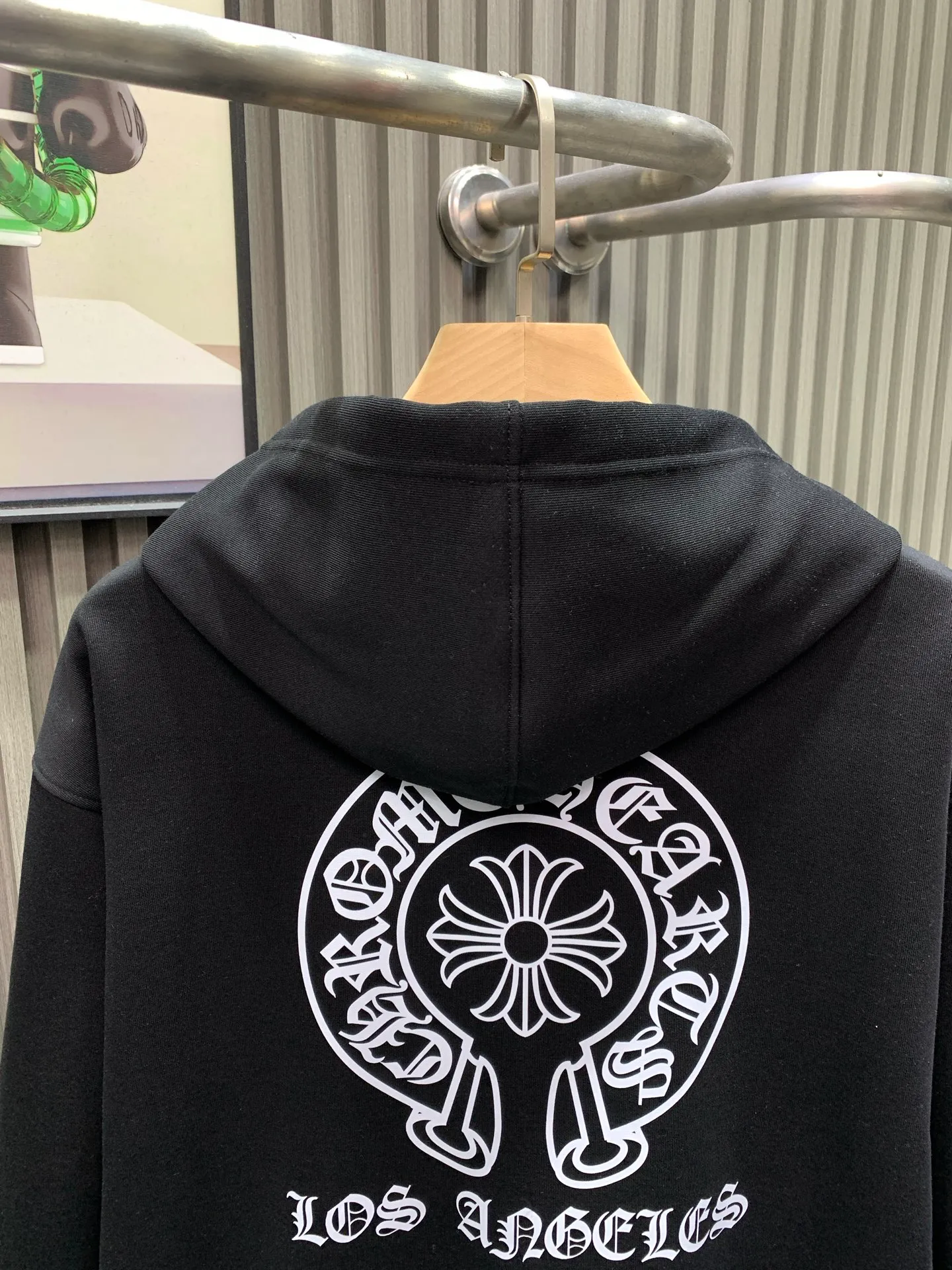 P260 Chrome Hearts Chrome Hearts Chrome New York City limited zipper jacket. Purchased and developed on the official website at 7999. 400 grams of pure cotton➕silver fox velvet. The fabric is made of 400 grams of thin velvet coarse fish scale fabric. The printing is based on the original version and is printed with hand glue. The finished product is sanded and washed to shape. It feels excellent. Genuine antique silver and aged chain heads. The overall routing is straight and delicate. The fabric is comfortable and soft. The color is consistent without color difference. It can be matched with the same style to create a fashionable look. Manage various occasions. Customized accessories Complete three standards, same style for men and women